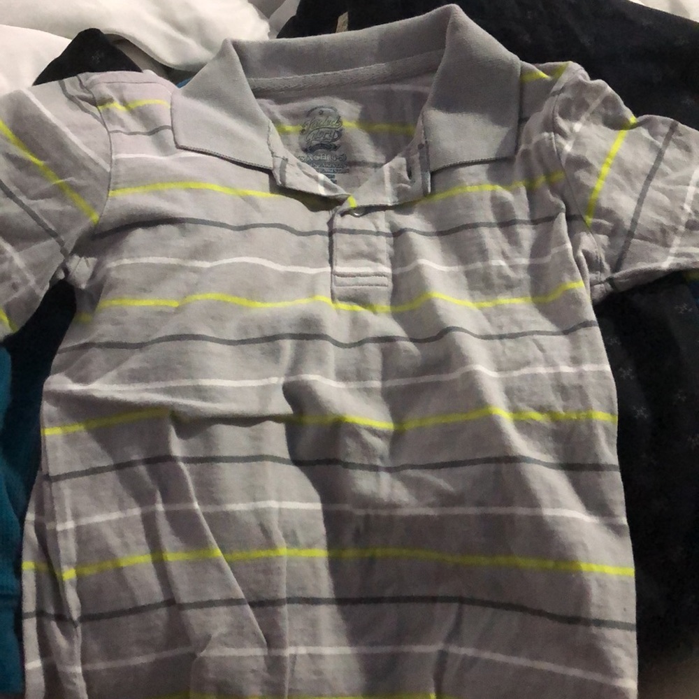 4 Shirt Bundle🤑 - Picture 3 of 8